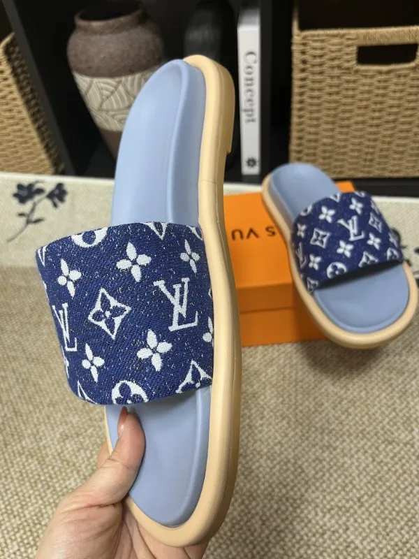 P320💰[New model] Long-term availability, 2025 new model, couple model [LOUlS VUlTTON] comes with drawer box, bag, card, invoice "Louis Vuitton ~ unique modern sandals. 》LV counter purchasing 🏃Men's and women's casual slippers, sold at the same time at the counter, the original old flower material upper is soft and comfortable, (refuses to discolor and rub the feet) sole: original factory special combination original sole, code number: 35--46 4 multiple colors 🉑️ to choose from